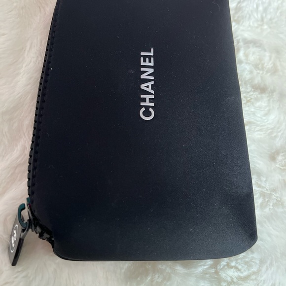 Black make up pouch bag from Chanel Beauty range. - Picture 2 of 4